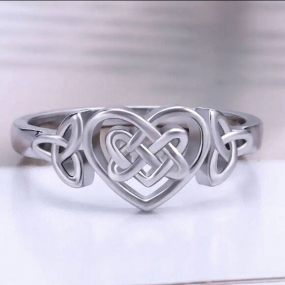 Elegant Silver celtic Heart Knot Ring sz 7 - Picture 1 of 9